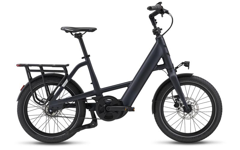 <p>Klein genoeg voor thuis en ideaal voor in de camper of caravan. De Compakt E+ is dé perfecte oplossing voor urban mobility. Ontworpen voor gemak, fun en flexibiliteit want de voor- en achterdragers zijn MIK-compatibel of kies uit een scala aan veelzijdige accessoires die tot 42 kg kunnen dragen. En dat is nog niet alles, want de Compakt E+ kan gebruikt worden door iedereen tussen de 145 en 190 cm dankzij de verstelbare stuurpen - echt "one size fits most" dus! Zijn inklapbare onderdelen betekenen dat je hem gemakkelijk kunt opbergen voor je volgende rit. De kleine maar krachtige geïntegreerde middenmotor en de 5 versnellingen van Shimano Revoshift garanderen een serieus soepele rit, terwijl de geïntegreerde batterij, mede-ontwikkeld met Panasonic, voldoet aan de hoogste veiligheidsnormen. </p>
