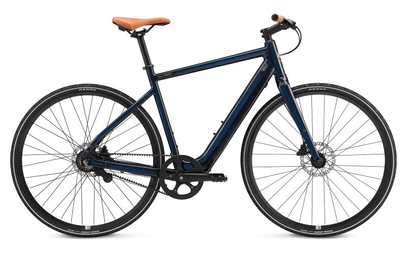 <p>Krachtig, bliksemsnel en geknipt voor gebruik in de stad. De Voya E+ is met slechts 18 kilo de lichtste e-bike die we ooit gemaakt hebben. Hij ziet eruit als een gewone fiets, maar is dat allerminst. Met een slanke, geïntegreerde batterij en een kleine maar krachtige naafmotor (1,7 kilo), tilt de Voya E+ je woon-werkrit naar een hoger niveau. De intuïtieve bediening op de bovenbuis maakt het selecteren van de ondersteuning, het veranderen van modus en het checken van je batterij gemakkelijk en probleemloos. Je kunt dit alles met slechts één knop. Met deze ultieme, lichtgewicht elektrische woon-werkfiets ga je vlotjes over elke heuvel. Eenmaal aangekomen heb jij zelf nog voldoende energie over voor de werkdag. De Voya E+ is de beste manier om naar het werk te gaan.</p>
